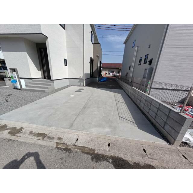 ①号棟 ２台分土間駐車場スペース+シャリ部分も利用すけば３台目も駐車可能（※車種により）