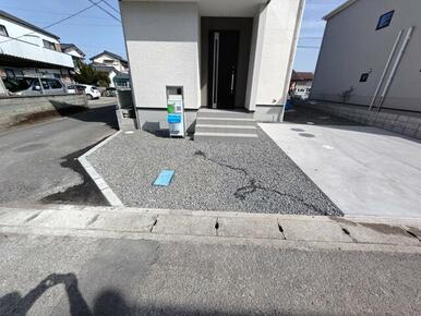 ①号棟 不在時でも荷物の受取りができる宅配BOX モニター越しの対応ができるインターホン付き