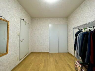 洋室の一角に設けられた収納は、生活用品をすっきりと収納できる便利なスペースです。扉付きで見た目もすっ