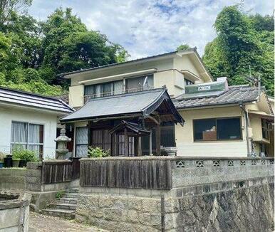 尾道市栗原東にある中古住宅です。土地面積87.99坪、他に5筆持分あり、井戸もあります。