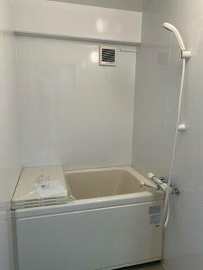 清潔でシンプルなバスルーム