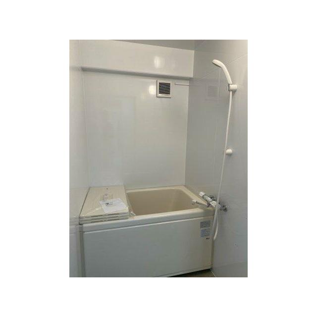 清潔でシンプルなバスルーム