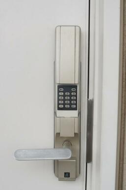 玄関ドアにはデジタロックを設置　暗証番号を設定してご利用ください。