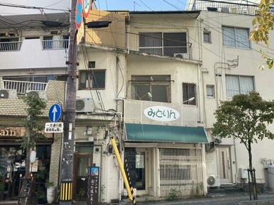 どっしりとしたブロック造の3階建て。大街道3丁目という格式あるアドレスに馴染む佇まい。1650万円という身