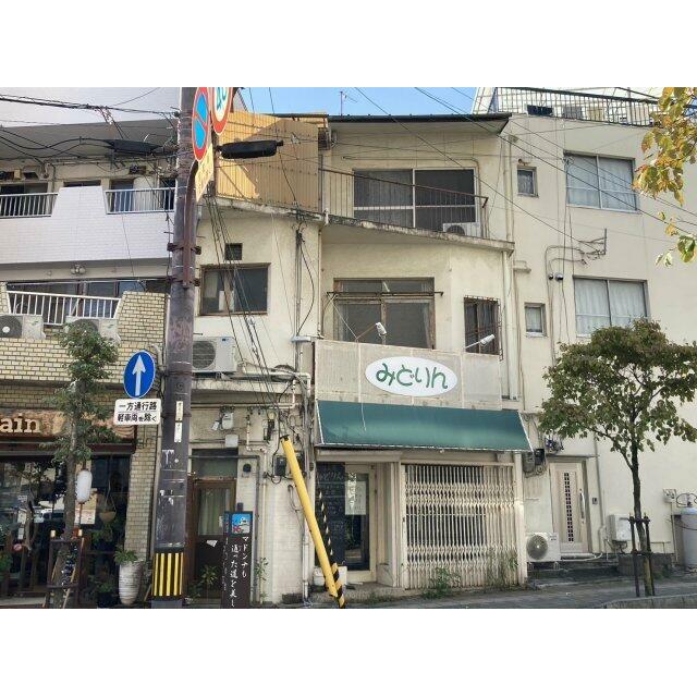 どっしりとしたブロック造の3階建て。大街道3丁目という格式あるアドレスに馴染む佇まい。1650万円という身