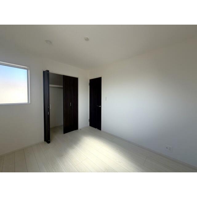 【5.25帖洋室】ベッド・机が無理なく配置でき成長に合わせて使える子供部屋にちょうどいい広さ。