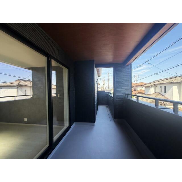 【バルコニー】南向きのバルコニーは洗濯物が乾きやすいのが特徴。外の景色を楽しみながら過ごせる場所とし