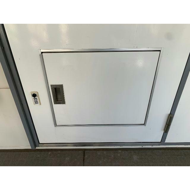 玄関扉に宅配ボックス付き