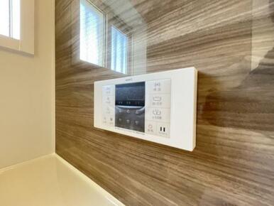 ボタンひとつでお湯張りや追い焚き、温度調整までしてくれる便利なオートバス機能付き！