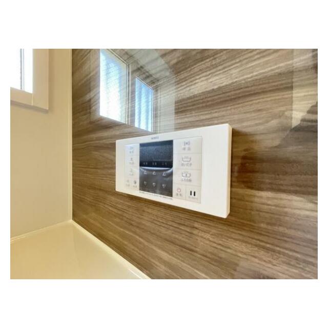 ボタンひとつでお湯張りや追い焚き、温度調整までしてくれる便利なオートバス機能付き！