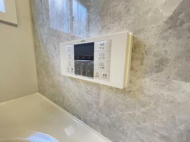 ボタンひとつでお湯張りや追い焚き、温度調整までしてくれる便利なオートバス機能付き！