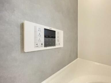ボタンひとつでお湯張りや追い焚き、温度調整までしてくれる便利なオートバス機能付き！