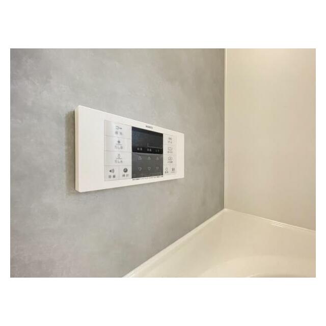 ボタンひとつでお湯張りや追い焚き、温度調整までしてくれる便利なオートバス機能付き！