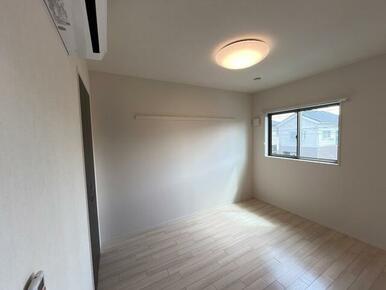 洋室5.1帖はリビング横のお部屋です♪エアコン＆収納あり☆