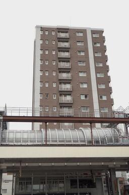 マンション東側からの外観です。１４階建ての最上階のお部屋です。