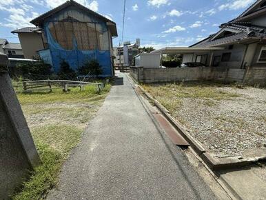 この道幅は狭いながらも、静かな道路として利用されており、住環境としてはプライバシーを確保しやすく、