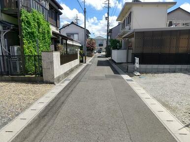 【前面道路】こちらの道を進んで二車線の道路を左折するとそのまま一直線で稲沢駅へ到着します。