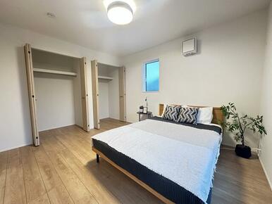 クローゼット２つですので夫婦別々でお使いいただけます