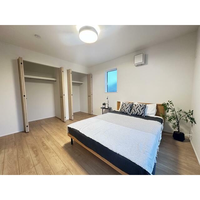 クローゼット２つですので夫婦別々でお使いいただけます