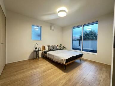 主寝室はゆったり８帖