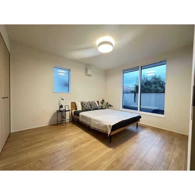 主寝室はゆったり８帖