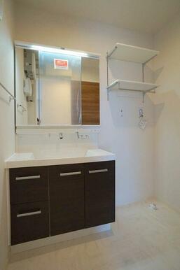 洗髪洗面化粧台を設置、洗濯機置き場上部には棚がございます。