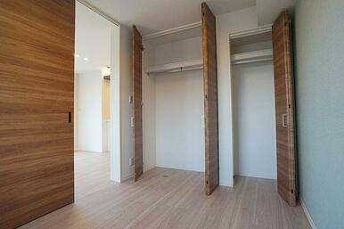 洋室には収納スペースがございます