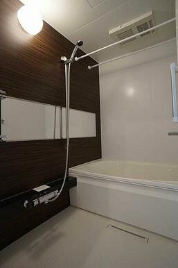 アクセントパネルを採用、浴室乾燥暖房機付きです。