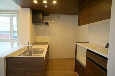 お手入れが簡単な３口のＩＨコンロのグリル付きシステムキッチンです。