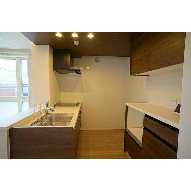 お手入れが簡単な３口のＩＨコンロのグリル付きシステムキッチンです。