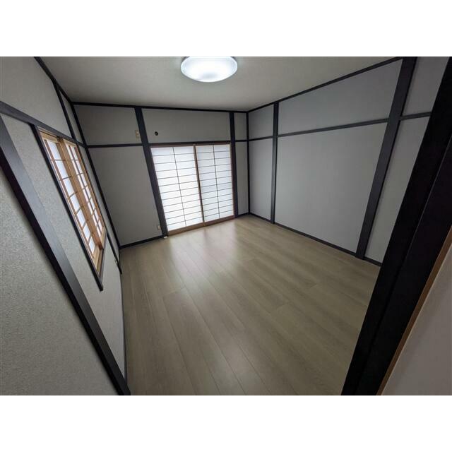 南西側の洋室です（和室からリフォームをしました）。大きな窓と障子からやわらかい自然光が入り、室内が明