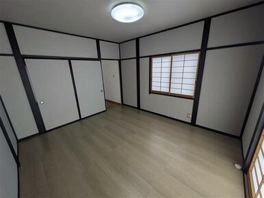 南西側の洋室です（和室から変更しました。）。和モダンなデザインとなっております。