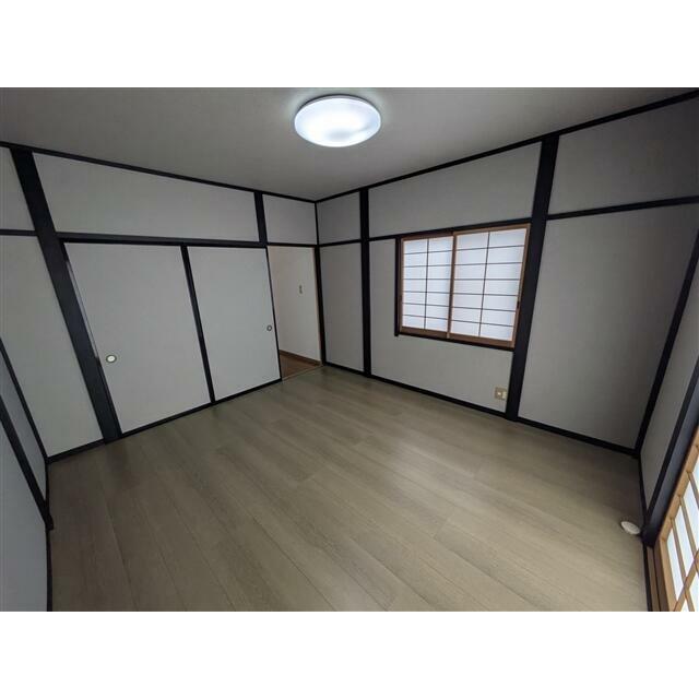 南西側の洋室です（和室から変更しました。）。和モダンなデザインとなっております。