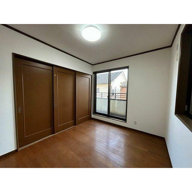 「２階南西側洋室」約５．２帖ございます
