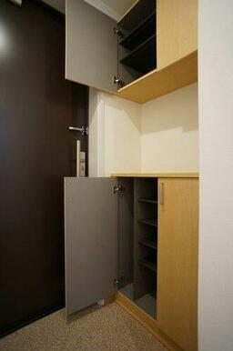 上下に分かれたシューズＢＯＸは収納力があります。棚の高さも変えられるため、ブーツなどの収納も可能で…