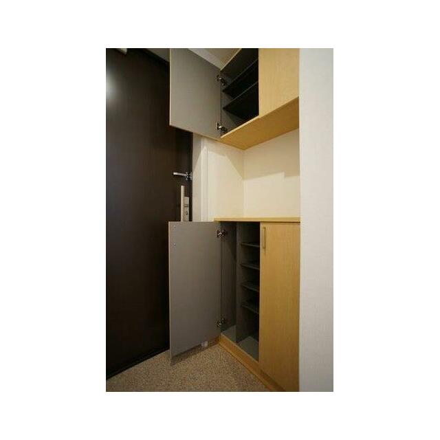 上下に分かれたシューズＢＯＸは収納力があります。棚の高さも変えられるため、ブーツなどの収納も可能で…