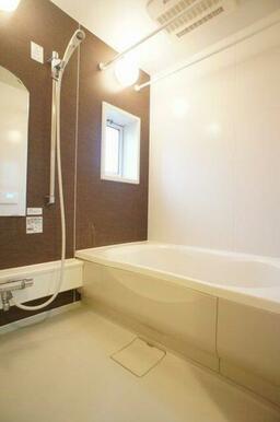 【浴室】シャワーの位置をお好みの高さに調節できるスライドバーが便利です♪