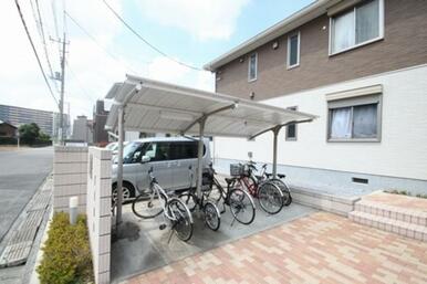 敷地内屋根付き駐輪場がございます。