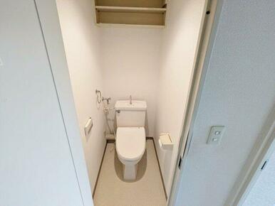 温水暖房便座付きのトイレは収納棚もあります♪