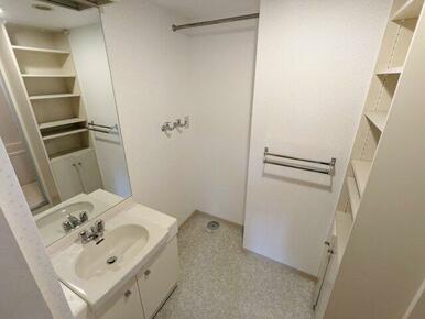洗濯機設置スペース付きの洗面室にはタオルや洗剤などが保管できる収納棚付き♪