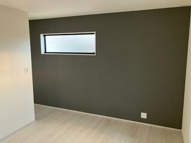 アクセントをつけたクロスでスタイリッシュな空間（3号棟）