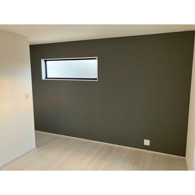 アクセントをつけたクロスでスタイリッシュな空間（3号棟）