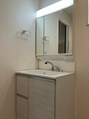 シャキッと一日を始める朝も素顔に戻る夜もこの洗面台から（3号棟）