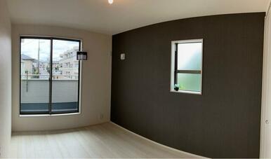 モダンなアクセントクロス採用で壁も一つのインテリア（1号棟）