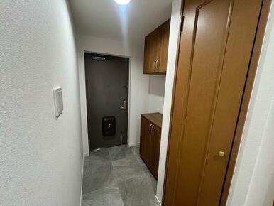 玄関ホールはフロアタイル交換や下駄箱交換とクロス貼替をおこないました