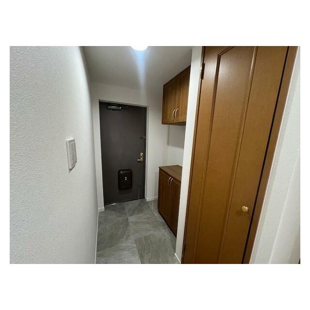 玄関ホールはフロアタイル交換や下駄箱交換とクロス貼替をおこないました