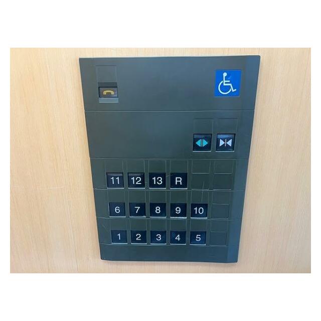 エレベーターは各階に停止できます