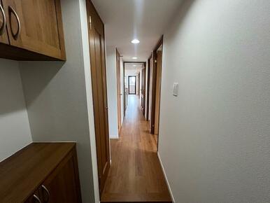 廊下部分はフローリング交換とクロス貼替に加え照明を追加しました