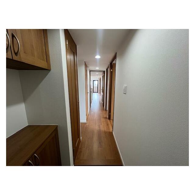 廊下部分はフローリング交換とクロス貼替に加え照明を追加しました