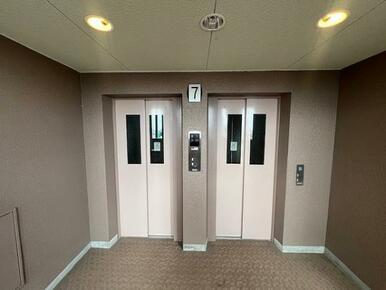 使い勝手の良い並列のエレベーターです